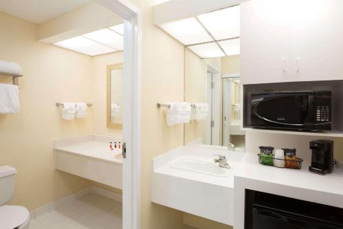 Habitación Deluxe Tower con cama extragrande y sofá cama del hotel Ramada Kissimmee Gateway. Foto 2