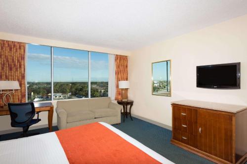 Habitación Deluxe Tower con cama extragrande y sofá cama del hotel Ramada Kissimmee Gateway. Foto 3
