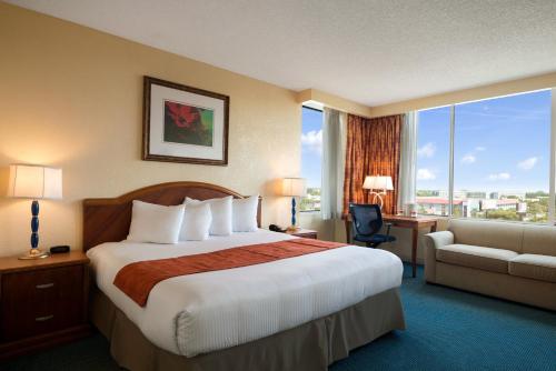 Habitación Deluxe Tower con cama extragrande y sofá cama del hotel Ramada Kissimmee Gateway. Foto 4