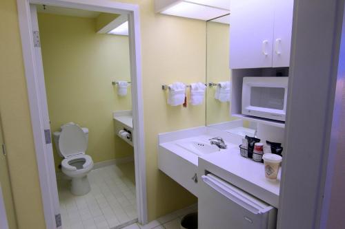 Habitación Deluxe Tower con cama extragrande y sofá cama del hotel Ramada Kissimmee Gateway. Foto 5