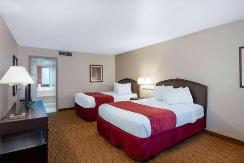 Habitación Estándar Courtyard Inn - 2 camas grandes del hotel Ramada Kissimmee Gateway