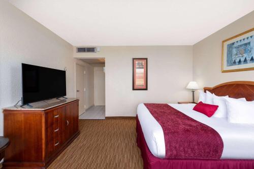 Habitación Estándar Courtyard Inn - 1 cama extragrande del hotel Ramada Kissimmee Gateway