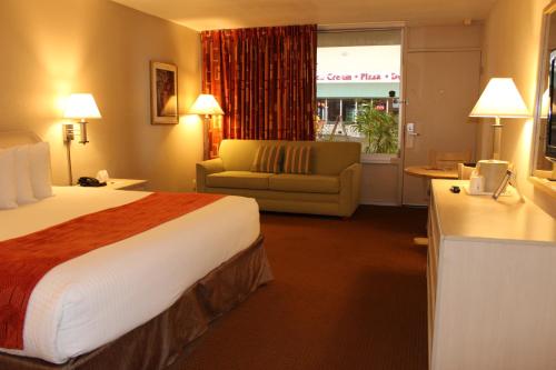 Habitación Estándar Courtyard Inn - 1 cama extragrande del hotel Ramada Kissimmee Gateway. Foto 5