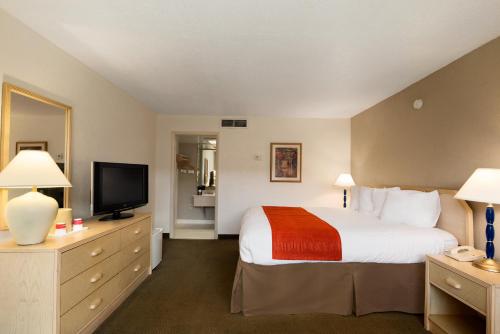 Habitación Estándar Courtyard Inn - 1 cama extragrande del hotel Ramada Kissimmee Gateway. Foto 7