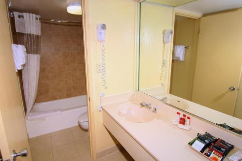 Habitación Superior con vistas a la piscina - 2 camas grandes del hotel Ramada Kissimmee Gateway. Foto 5