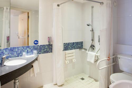 Standard Twin Room with Free Hot Breakfast - Accessible del hotel Holiday Inn Express London Stansted Airport. Foto 1