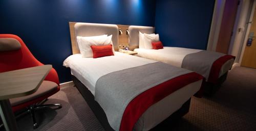 Standard Twin Room with Free Hot Breakfast - Accessible del hotel Holiday Inn Express London Stansted Airport. Foto 2