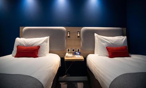 Standard Twin Room with Free Hot Breakfast - Accessible del hotel Holiday Inn Express London Stansted Airport. Foto 3