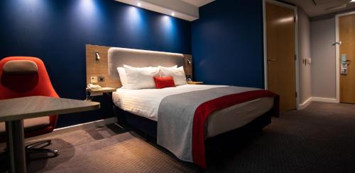 Habitación Estandar del hotel Holiday Inn Express London Stansted Airport. Foto 3