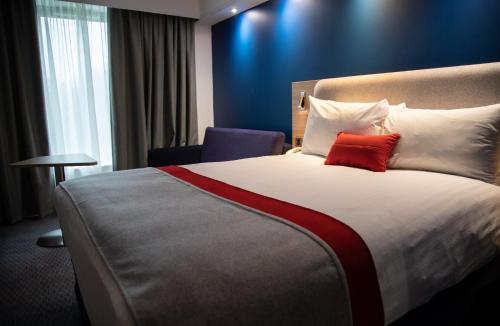 Habitación doble estándar con desayuno caliente gratuito del hotel Holiday Inn Express London Stansted Airport. Foto 5