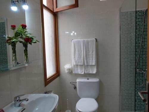 Habitación Doble con balcón - 2 camas del hotel Andrea's. Foto 10