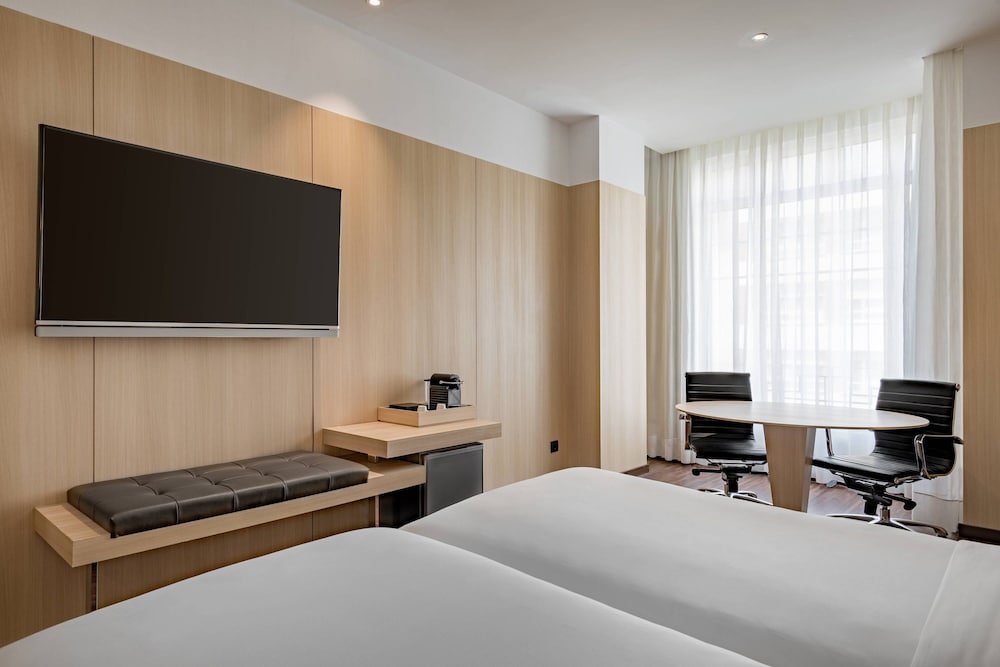 Habitación superior, 1 cama de matrimonio grande del hotel Ac Burgos By Marriott. Foto 3