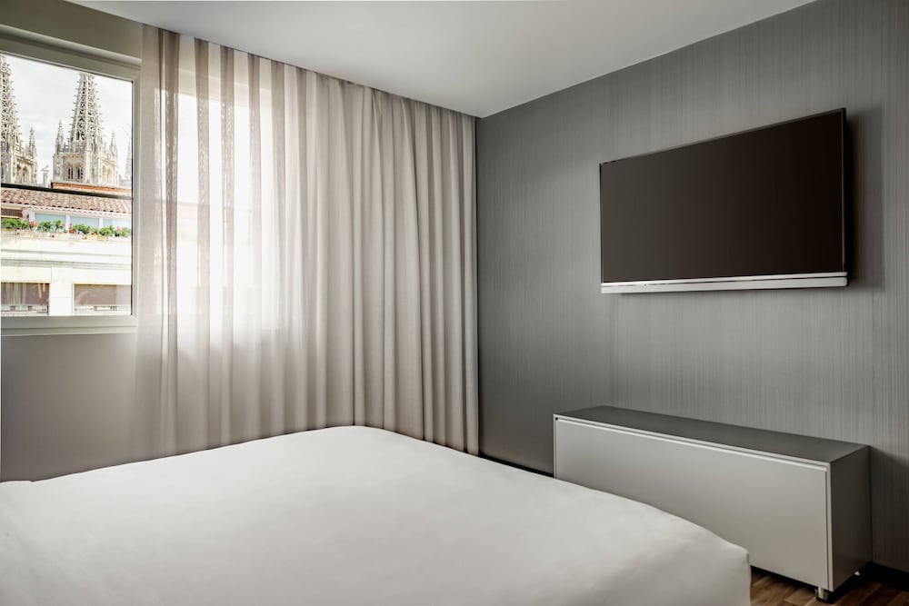 Habitación estándar, 1 cama de matrimonio grande, vistas a la ciudad del hotel Ac Burgos By Marriott. Foto 1