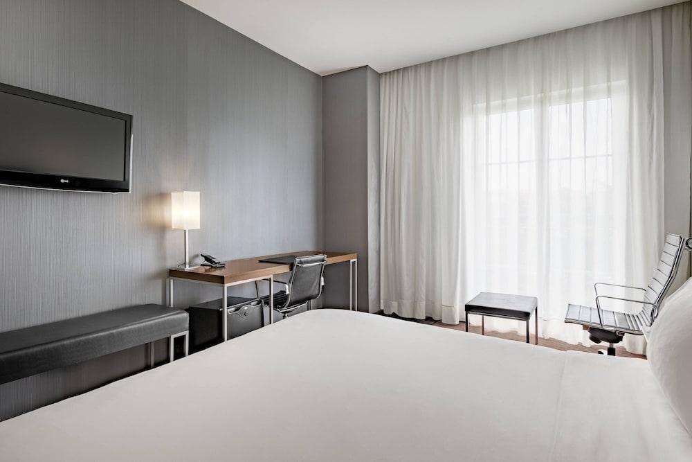 Habitación estándar, 1 cama de matrimonio grande del hotel Ac Burgos By Marriott. Foto 3