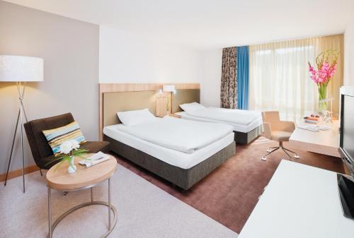 Habitación Doble Superior con 2 camas grandes del hotel Mövenpick Zürich Regensdorf. Foto 4