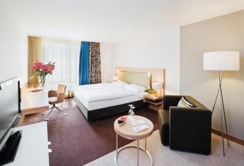 Habitación Doble Superior con 2 camas grandes del hotel Mövenpick Zürich Regensdorf. Foto 6