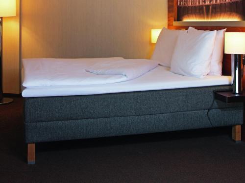 Habitación Clásica con cama grande del hotel Mövenpick Zürich Regensdorf. Foto 2
