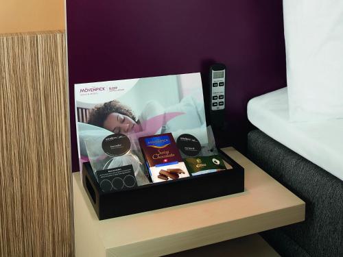Habitación con cama grande del hotel Mövenpick Zürich Regensdorf. Foto 2