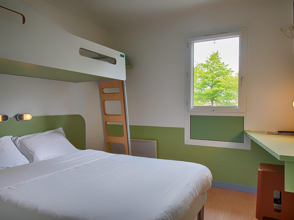 Habitación triple con cama grande y litera superior del hotel Ibis Budget Redon