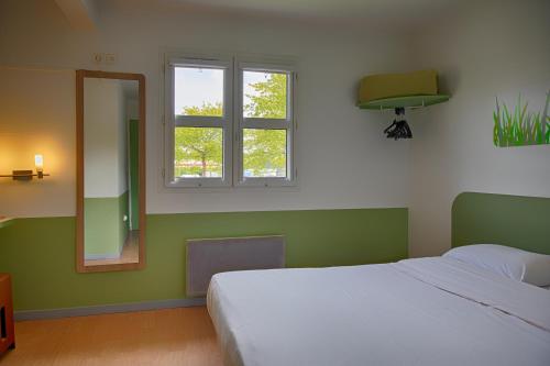 Habitación Doble con cama grande del hotel Ibis Budget Redon. Foto 1