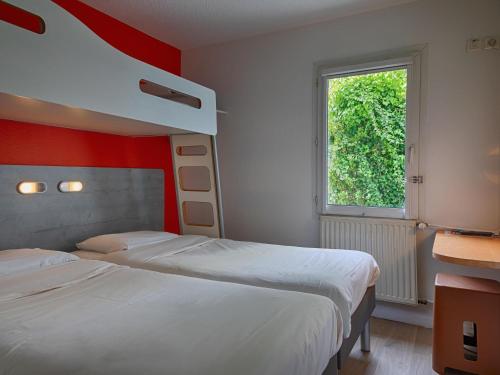 Habitación triple con dos camas individuales y litera superior del hotel Ibis Budget Redon