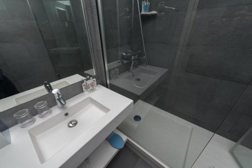 Habitación Doble Superior con balcón del hotel Le 209 Paris Bercy. Foto 6