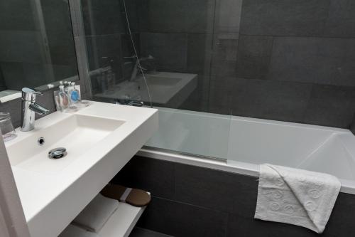 Habitación Familiar con balcón del hotel Le 209 Paris Bercy. Foto 14