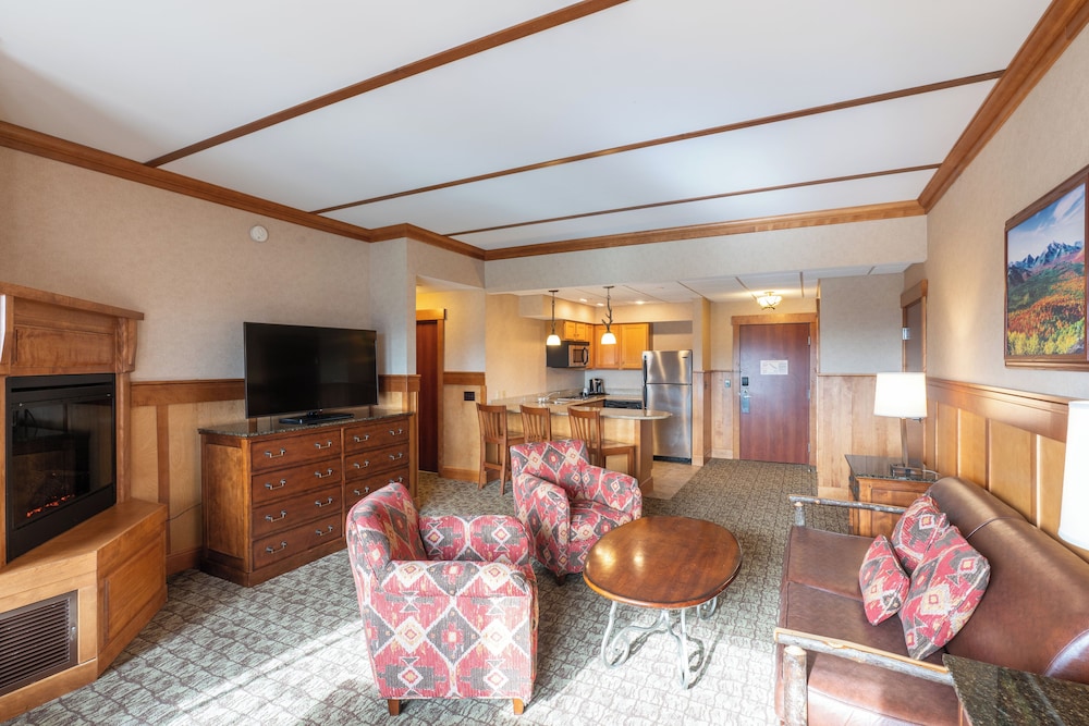 Suite Premium, 1 cama de matrimonio grande con sofá cama, cocina básica, vistas a la montaña del hotel Crowne Plaza Lake Placid Resort