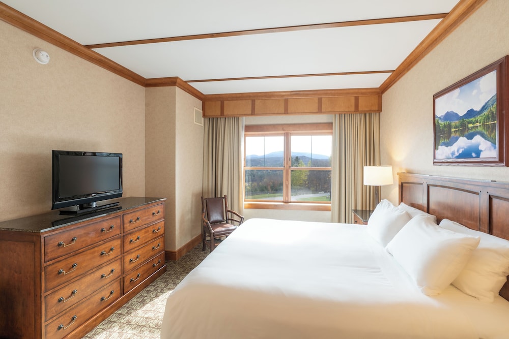 Suite Premium, 1 cama de matrimonio grande con sofá cama, cocina básica, vistas a la montaña del hotel Crowne Plaza Lake Placid Resort. Foto 1