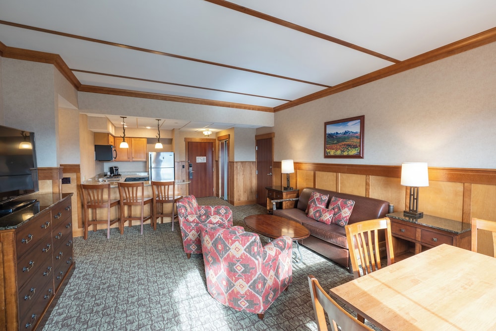 Suite Premium, 1 cama de matrimonio grande con sofá cama, cocina básica, vistas a la montaña del hotel Crowne Plaza Lake Placid Resort. Foto 2