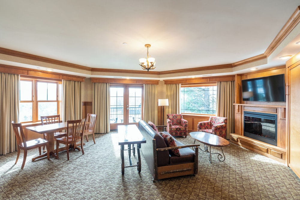 Suite Premium, varias camas, cocina básica del hotel Crowne Plaza Lake Placid Resort