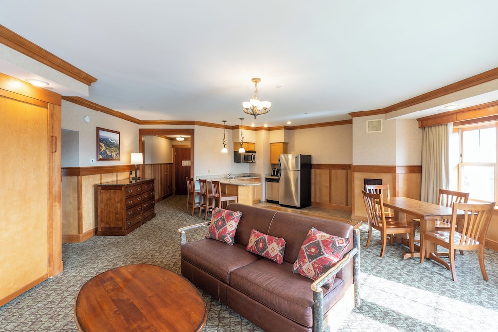 Suite Premium, varias camas, cocina básica del hotel Crowne Plaza Lake Placid Resort. Foto 2