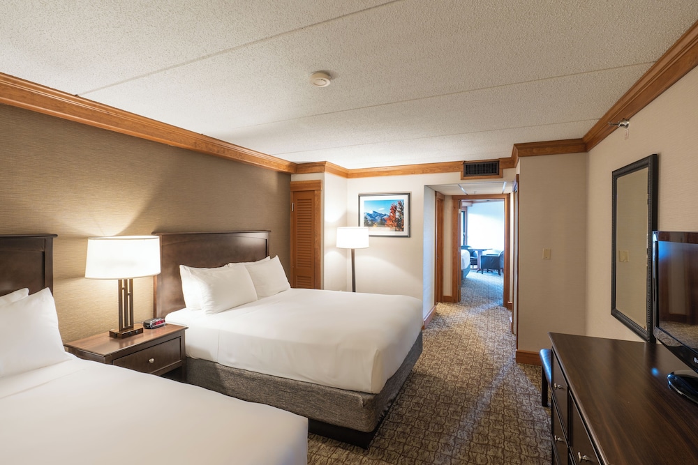 Habitación familiar, varias camas, vistas al lago del hotel Crowne Plaza Lake Placid Resort. Foto 1