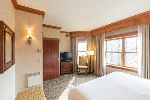 Suite Deluxe con cama extragrande del hotel Crowne Plaza Lake Placid Resort