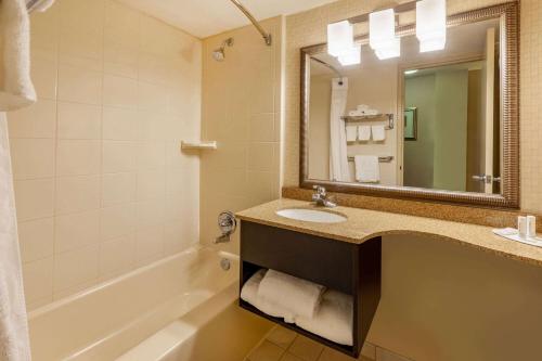 One - Bedroom Suite with One Double Bed - Non - Smoking del hotel Randolph Liverpool/Syracuse/Airport West, Trademark. Foto 1