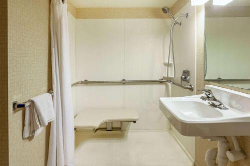 Double Room with Bathtub w/Grab Bars - Mobility/Hearing Accessible/Non - Smoking del hotel Randolph House Hotel, Trademark Collection by Wyndham. Foto 2