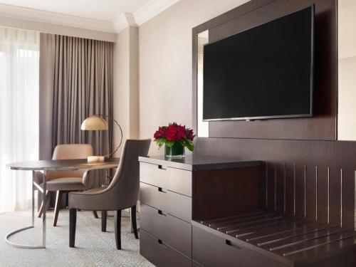 Habitación Fairmont con cama extragrande del hotel Fairmont Washington, D.c., Georgetown. Foto 1