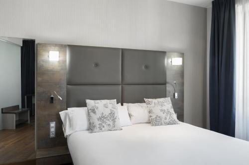 Habitación Doble Superior con Balcón del hotel Petit Palace Posada Del Peine. Foto 4