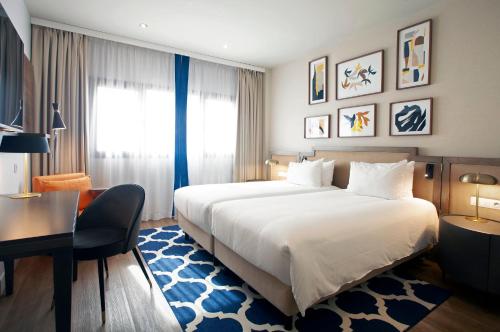 Habitación Estándar con dos camas individuales, adaptada para movilidad reducida del hotel voco Madrid - Las Tablas by IHG