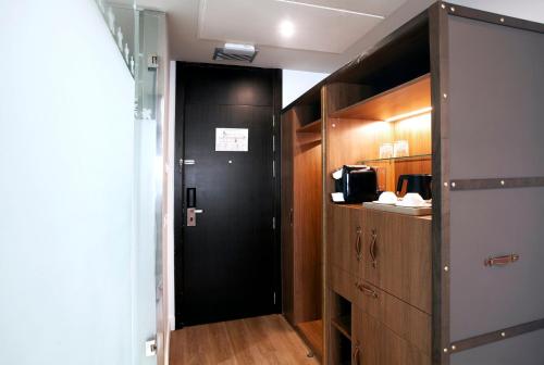 Habitación Estándar con dos camas individuales, adaptada para movilidad reducida del hotel voco Madrid - Las Tablas by IHG. Foto 1