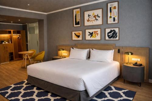 Habitación Premium con cama extragrande del hotel voco Madrid - Las Tablas by IHG. Foto 1