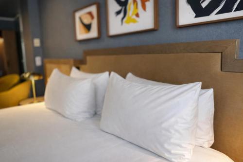 Habitación Premium con cama extragrande del hotel voco Madrid - Las Tablas by IHG. Foto 13