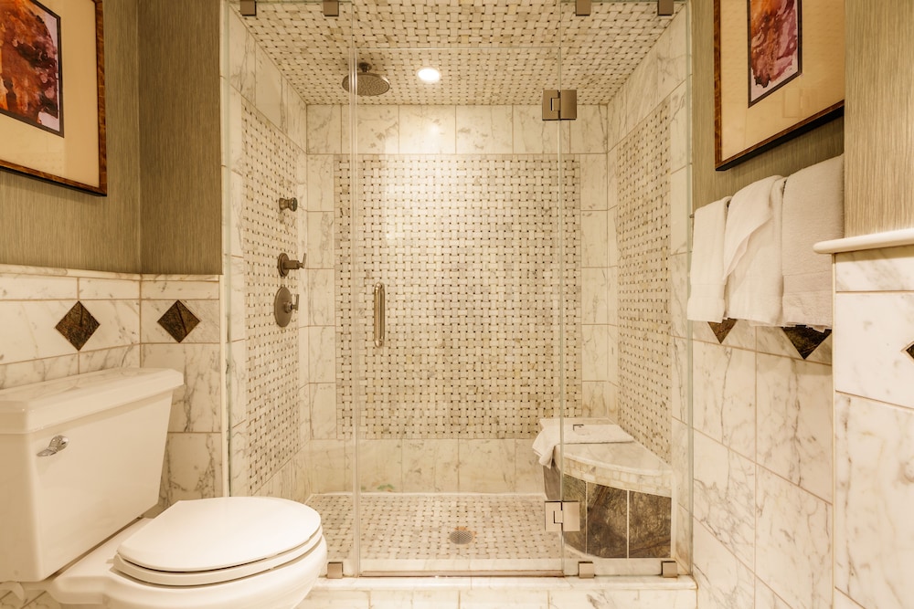 Suite, 1 cama de matrimonio grande, no fumadores (Governor's) del hotel Sleepy Hollow & Conference Center. Foto 4