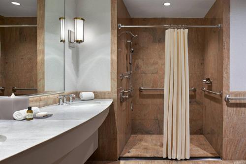 Habitación Doble - 2 camas dobles del hotel The Ritz-Carlton New York, Westchester. Foto 3
