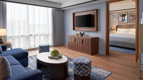 Suite Executive de 1 dormitorio con cama extragrande y sofá cama del hotel The Ritz-Carlton New York, Westchester