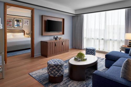 Suite Executive de 1 dormitorio con cama extragrande y sofá cama del hotel The Ritz-Carlton New York, Westchester. Foto 2