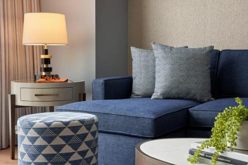 Suite Executive de 1 dormitorio con cama extragrande y sofá cama del hotel The Ritz-Carlton New York, Westchester. Foto 3