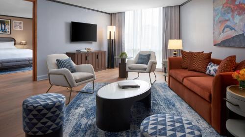 Suite de 1 dormitorio con cama extragrande y sofá cama del hotel The Ritz-Carlton New York, Westchester