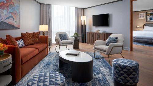 Suite de 1 dormitorio con cama extragrande y sofá cama del hotel The Ritz-Carlton New York, Westchester. Foto 1