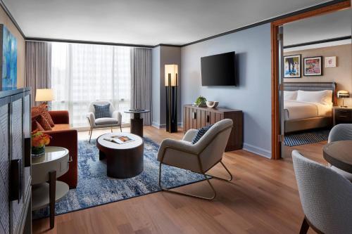 Suite de 1 dormitorio con cama extragrande y sofá cama del hotel The Ritz-Carlton New York, Westchester. Foto 3